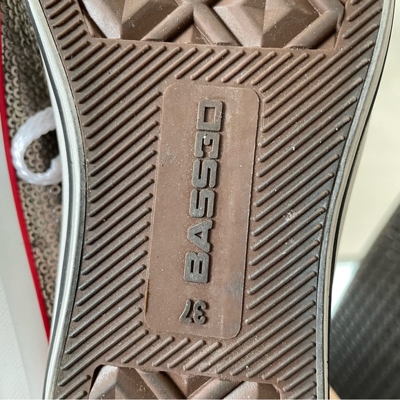 Super fun like new Bass30 silver sequin sneakers. Goes with everything! Size 37. - Picture 8 of 8
